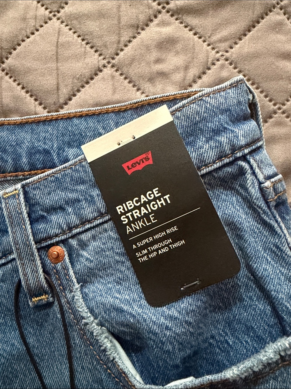 Levi’s Light Wash Ribcage Straight Ankle Jeans - Picture 4 of 4